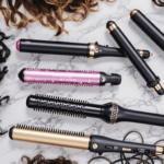 un tas de brosses à cheveux posé sur une table