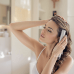 une femme dans une salle de bain tenant un téléphone portable à l'oreille