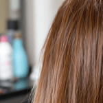 l'arrière de la tête d'une femme devant un salon de coiffure