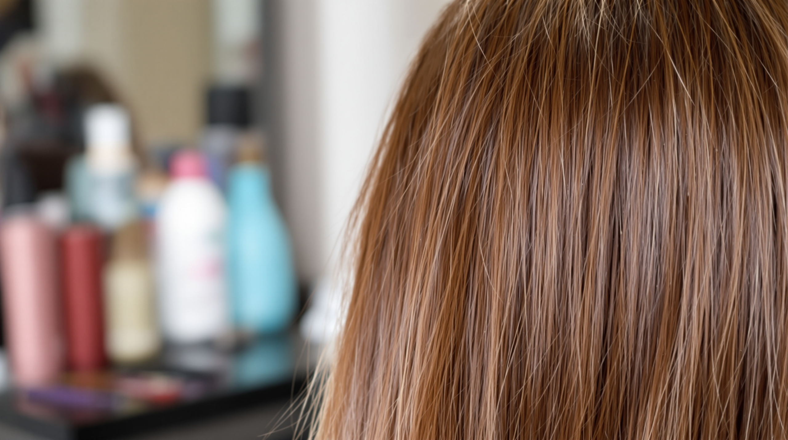 l'arrière de la tête d'une femme devant un salon de coiffure