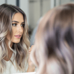 une femme regarde son reflet dans le miroir