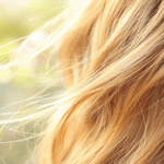 gros plan d'une femme aux cheveux blonds