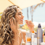 une femme assise à une table avec de nombreux produits de beauté