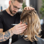 un homme coupe les cheveux d'une femme dans un salon de coiffure